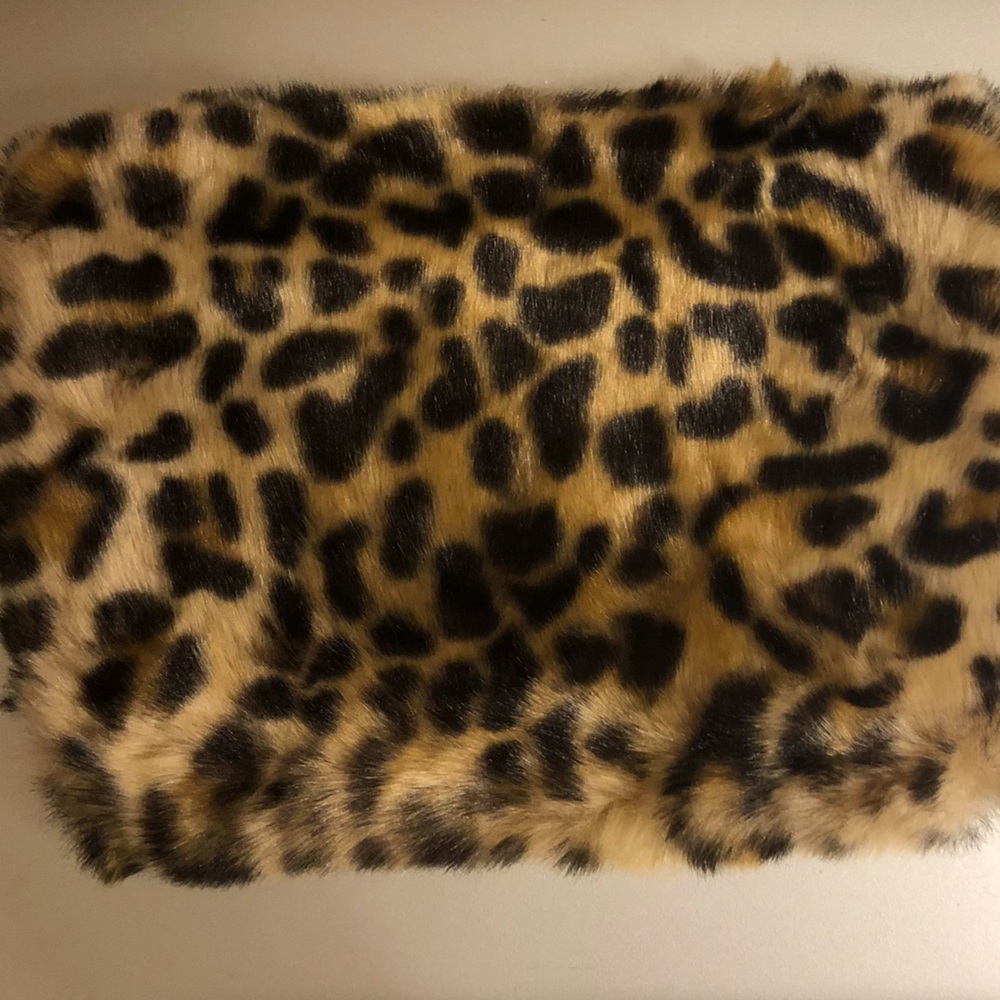 2CHIC Faux Leopard Fur Hand Bag W/Magnetic Clasp & Removable Gold Shoulder Chain - Picture 5 of 5